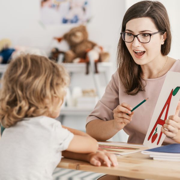 Como Estimular o Desenvolvimento da Linguagem em Crianças Autistas: