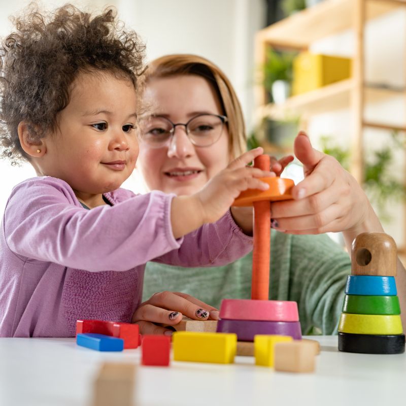 Benefícios dos Brinquedos Sensoriais e Montessori para Crianças com Autismo