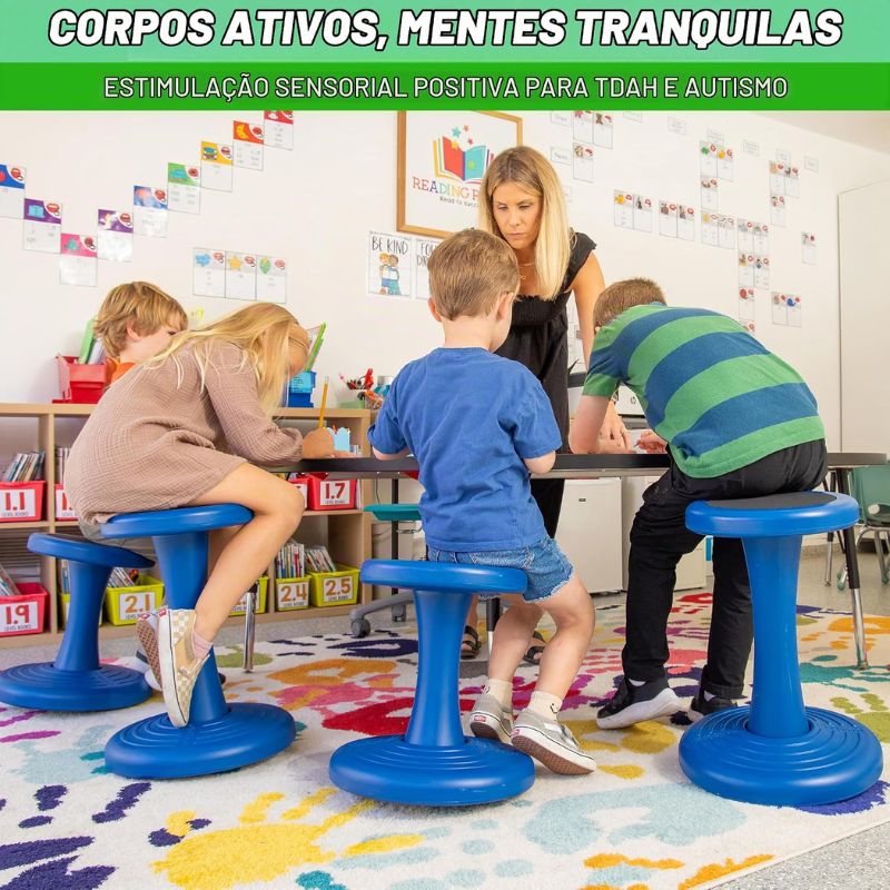 Criança usando banco sensorial infantil oscilante em atividade escolar