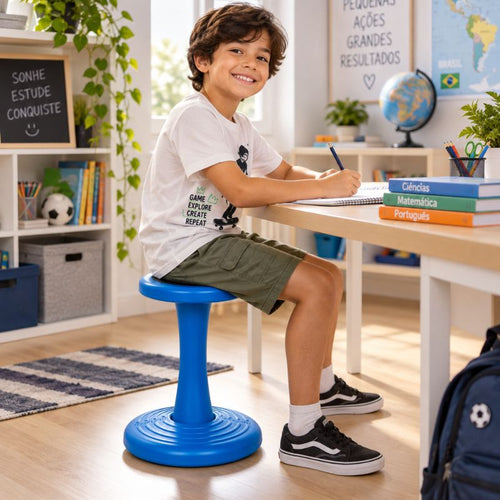 Criança usando banco sensorial infantil oscilante azul em mesa de estudos